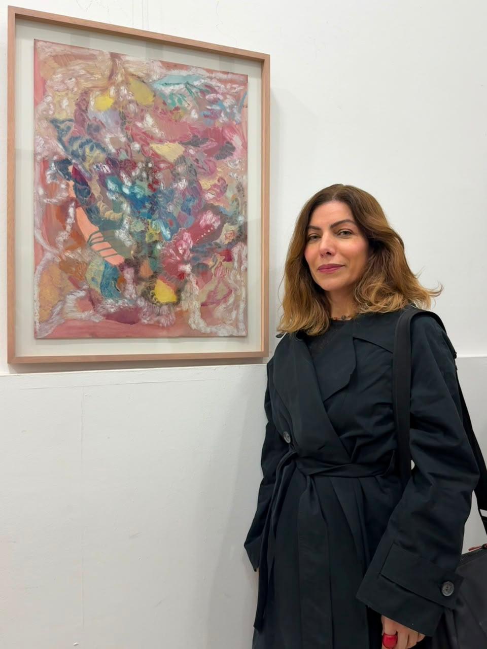 Dolores Castaño junto a su obra en el Salón de Artes Visuales de Mercedes